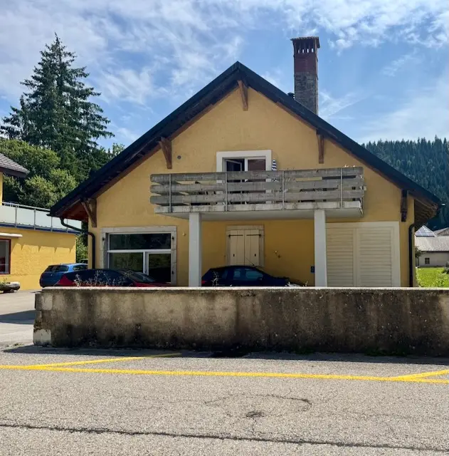 Maison chaleureuse aux Verrières : Deux appartements avec, terrasse, jardin et 3 places de parc