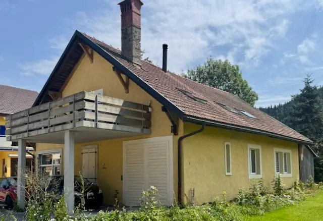 Maison chaleureuse aux Verrières : Deux appartements avec, terrasse, jardin et 3 places de parc