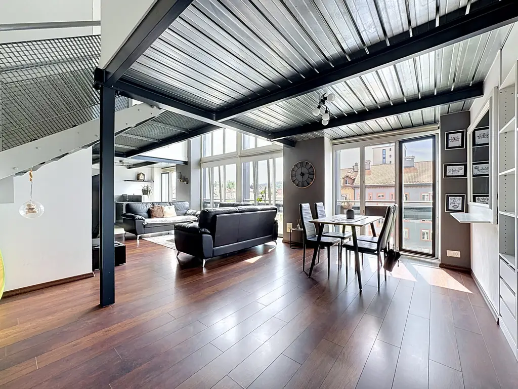 Lumière, hauteur, caractère : un duplex pas comme les autres à La Chaux-de-Fonds