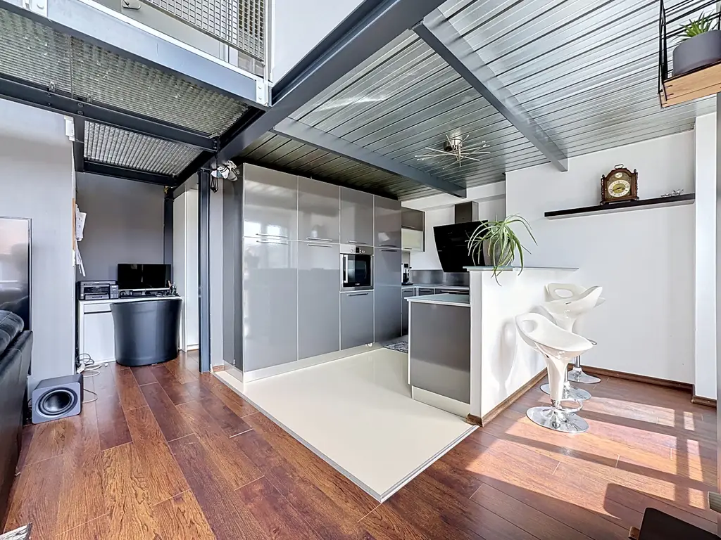 Lumière, hauteur, caractère : un duplex pas comme les autres à La Chaux-de-Fonds