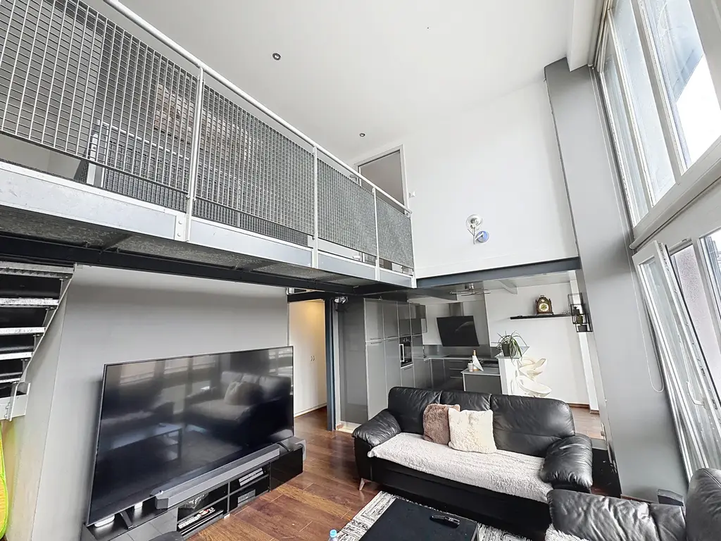 Lumière, hauteur, caractère : un duplex pas comme les autres à La Chaux-de-Fonds