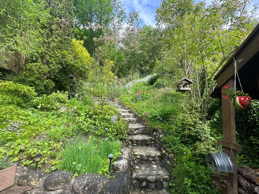 Cachet et exclusivité: magnifique appartement duplex de 6,5 pièces avec jardin et terrasses privés