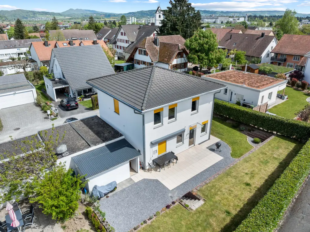 Familienparadies, neuwertig mit grossem Garten