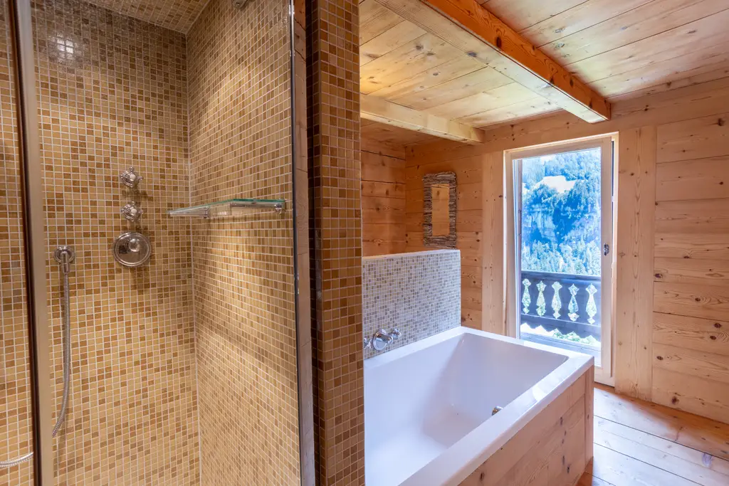 Chalet de 16 pièces : joyau au pied des Dents du Midi !