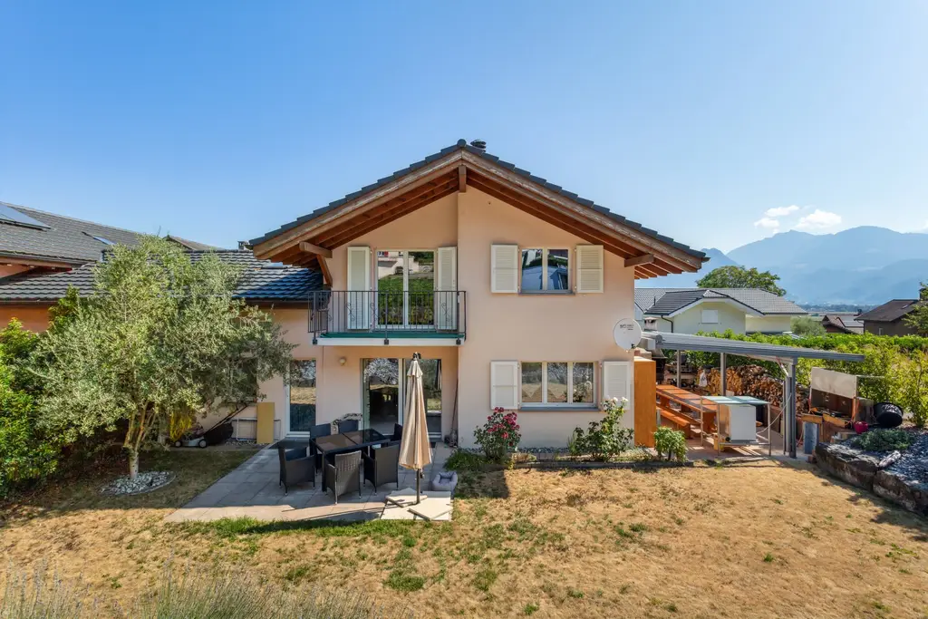 RESERVE &#8211; Charmante villa de 5,5 pièces jumelée par les garages