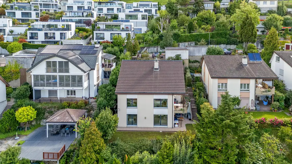 Fantastische Aussicht mit grosszügigem Garten