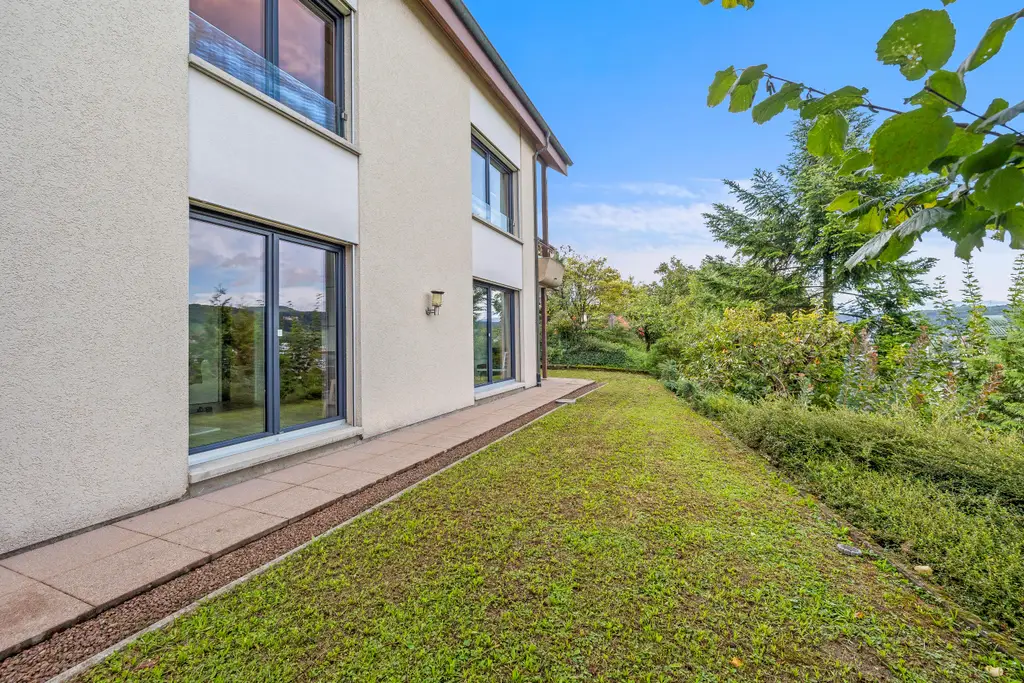 Fantastische Aussicht mit grosszügigem Garten