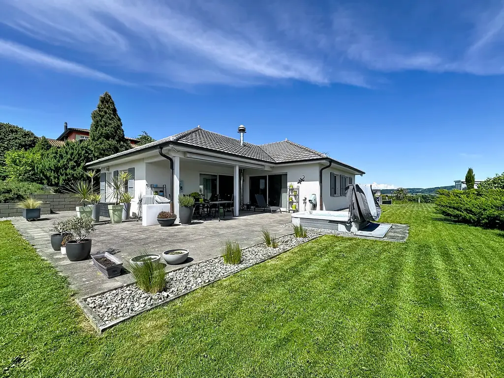 Villa de plain-pied 4.5 pièces avec piscine, jacuzzi, salle de cinéma et 3 garages box