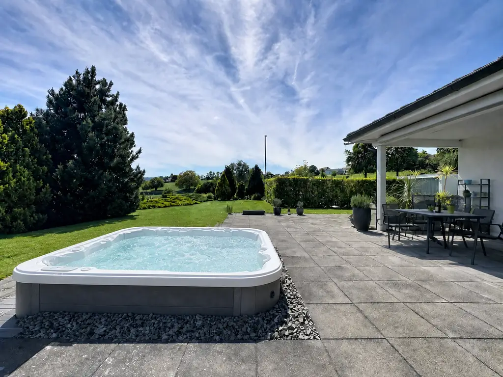 Villa de plain-pied 4.5 pièces avec piscine, jacuzzi, salle de cinéma et 3 garages box