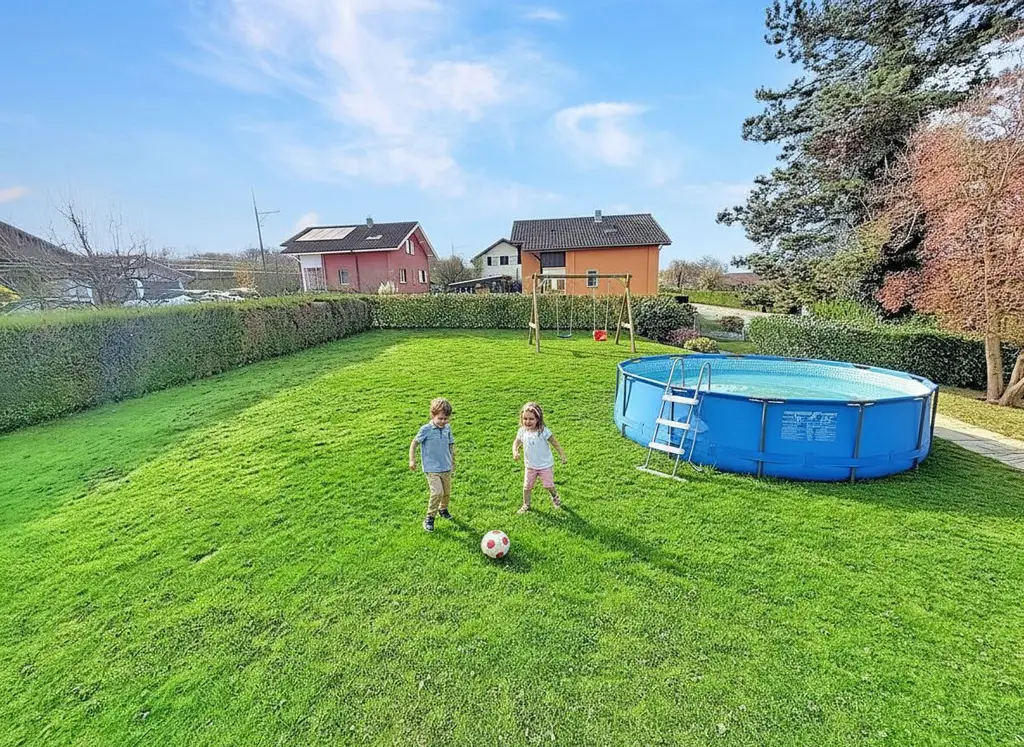 Schöne, sorgfältig renovierte Liegenschaft mit grossem, baumbestandenem Garten