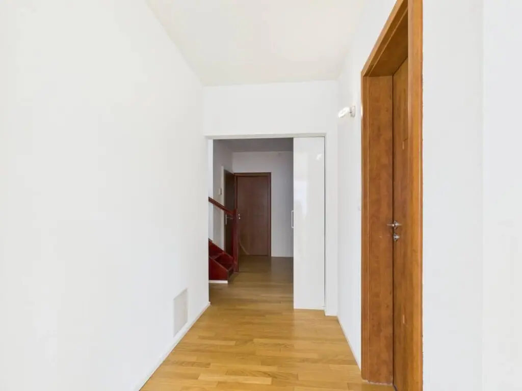 Lichtdurchflutet, mit viel Platz an zentraler Lage