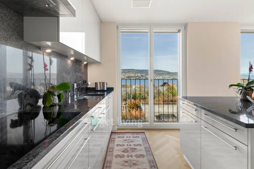 FAMILIENFREUNDLICH AN TOP LAGE MIT SEESICHT&#8211;FAMILYFRIENDLY IN A PRIME LOCATION WITH LAKE VIEW