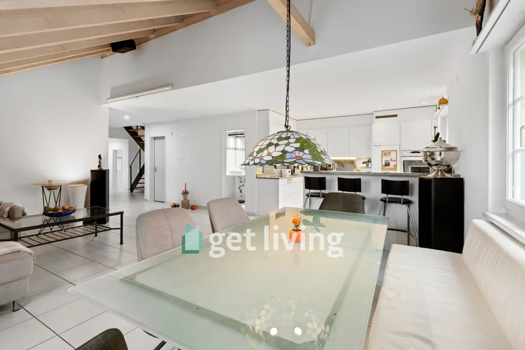 GROSSZÜGIGE DACHMAISONETTEWOHNUNG IM ALTEN DORFKERN