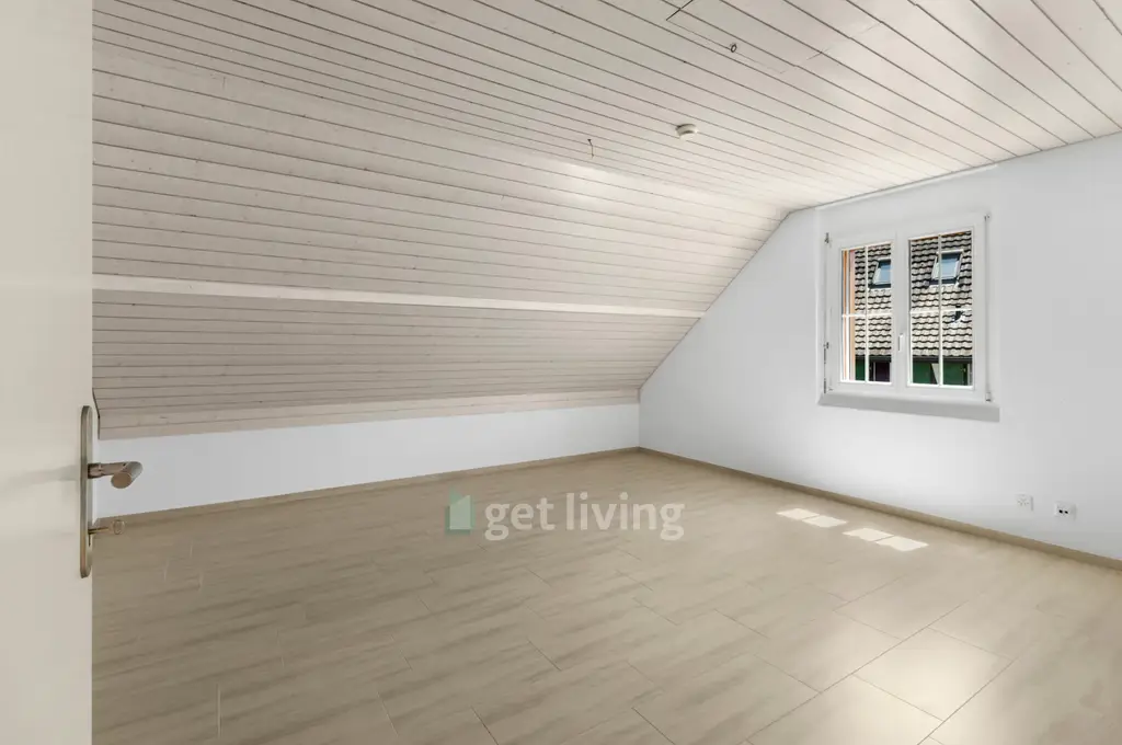 FREISTEHENDES EINFAMILIENHAUS MIT POOL (STEUERFUSS 90 %)&#8211;SINGLE-FAMILY HOUSE WITH POOL (TAX RATE 90%)