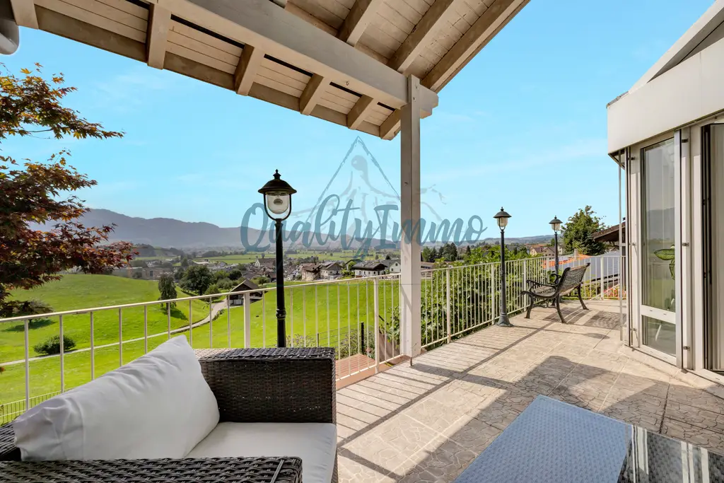Stilvolles 5.5-Zimmer-Doppel-Einfamilienhaus mit atemberaubender Aussicht und traumhaften Terrassen in Kaltbrunn
