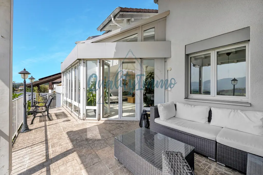 Stilvolles 5.5-Zimmer-Doppel-Einfamilienhaus mit atemberaubender Aussicht und traumhaften Terrassen in Kaltbrunn