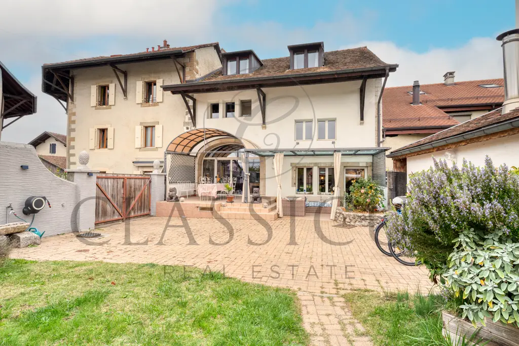 Ensemble villageois de charme avec revenu accessoire et jardin confidentiel