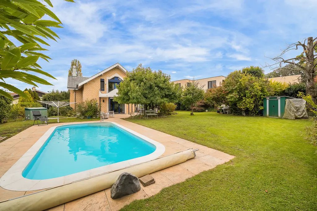 Villa d’architecte lumineuse et spacieuse, avec grand jardin et piscine chauffée  &#8211; à Payerne