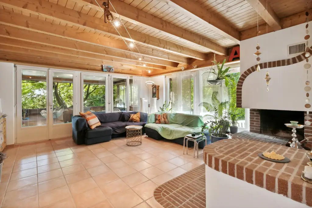 EINFAMILIENHAUS MIT RIESIGEM GARTEN