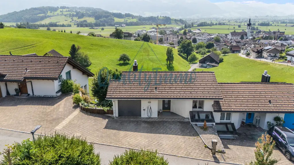 Stilvolles 5.5-Zimmer-Doppel-Einfamilienhaus mit atemberaubender Aussicht und traumhaften Terrassen in Kaltbrunn