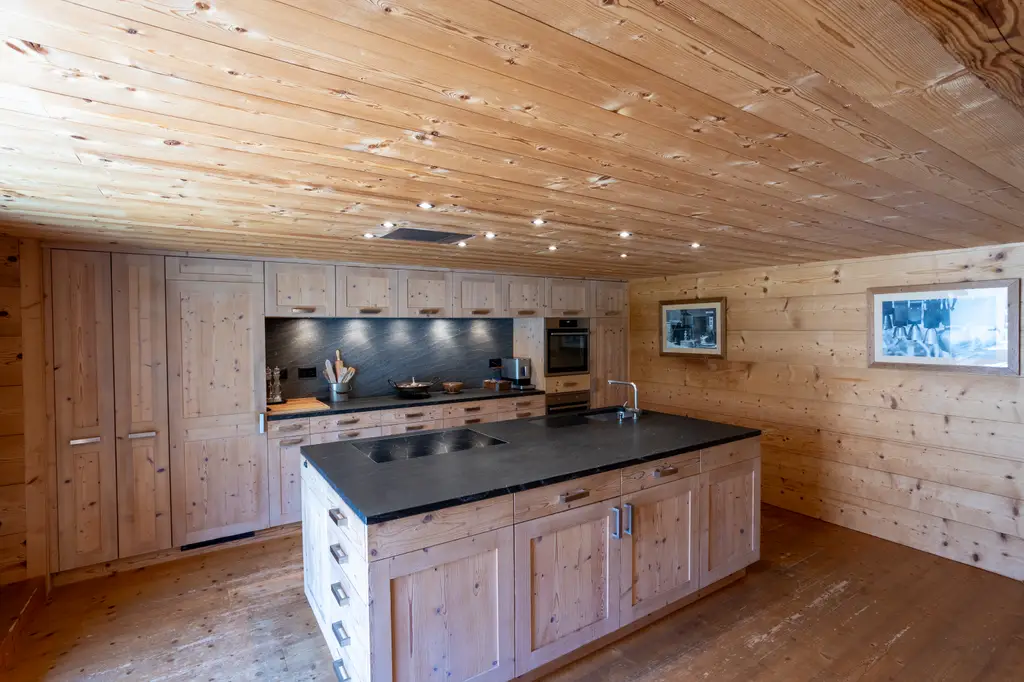 Chalet de 16 pièces : joyau au pied des Dents du Midi !