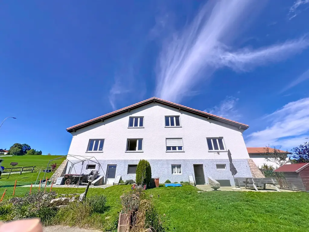 2 maisons familiales réunies sous un même toit – Une vue à couper le souffle !