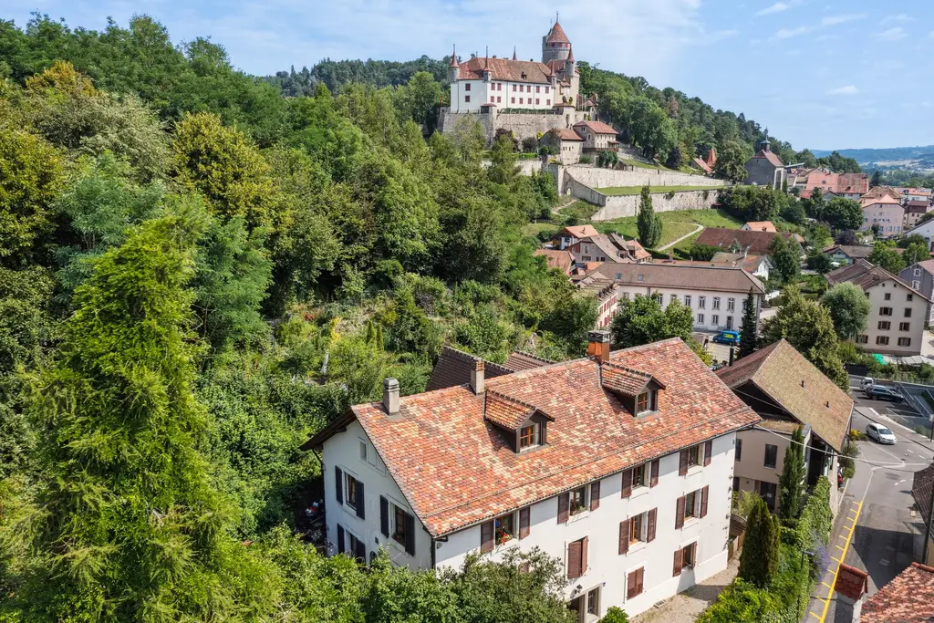 Cachet et exclusivité: magnifique appartement duplex de 6,5 pièces avec jardin et terrasses privés