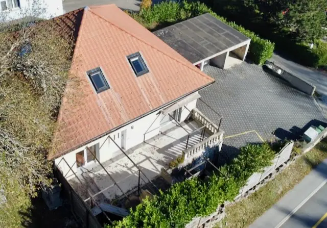 Deux logements sous le même toit – 6 pièces en duplex + 3 pièces – Terrasses, couvert à voitures –