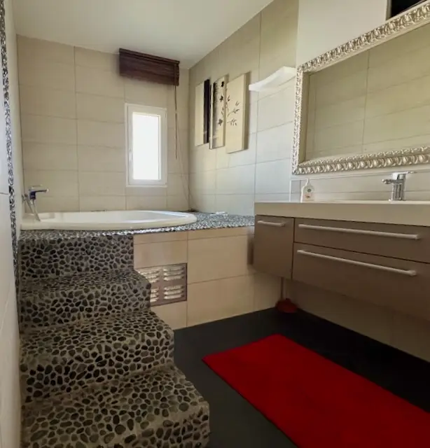 Deux logements sous le même toit – 6 pièces en duplex + 3 pièces – Terrasses, couvert à voitures –