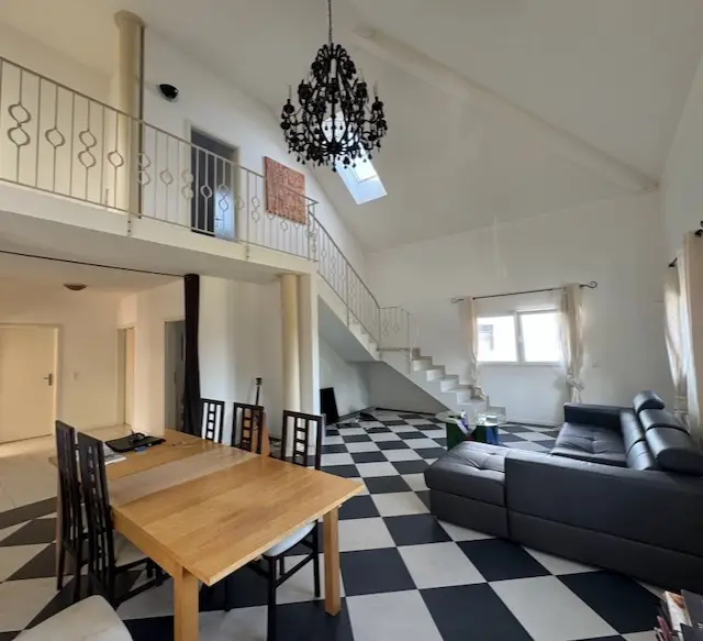 Deux logements sous le même toit – 6 pièces en duplex + 3 pièces – Terrasses, couvert à voitures –