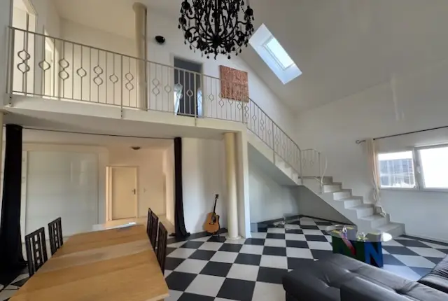 Deux logements sous le même toit – 6 pièces en duplex + 3 pièces – Terrasses, couvert à voitures –