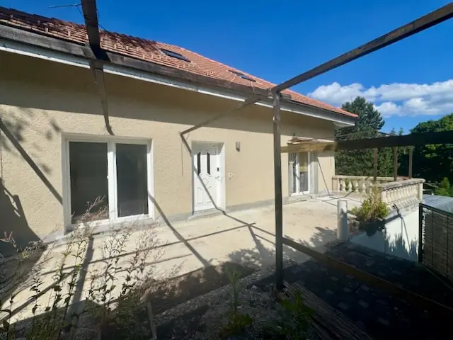 Deux logements sous le même toit – 6 pièces en duplex + 3 pièces – Terrasses, couvert à voitures –
