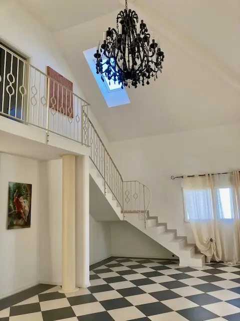 Deux logements sous le même toit – 6 pièces en duplex + 3 pièces – Terrasses, couvert à voitures –