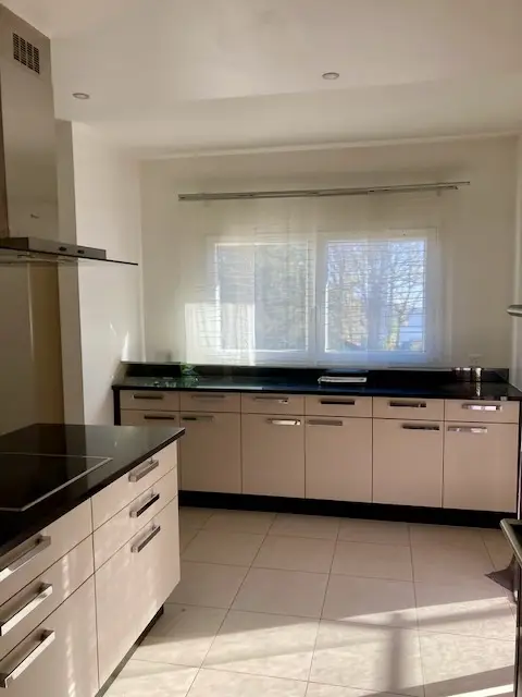 Deux logements sous le même toit – 6 pièces en duplex + 3 pièces – Terrasses, couvert à voitures –