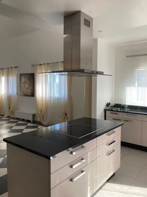 Deux logements sous le même toit – 6 pièces en duplex + 3 pièces – Terrasses, couvert à voitures –