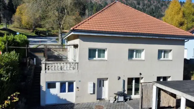 Deux logements sous le même toit – 6 pièces en duplex + 3 pièces – Terrasses, couvert à voitures –