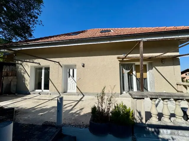 Deux logements sous le même toit – 6 pièces en duplex + 3 pièces – Terrasses, couvert à voitures –