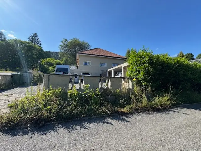 Deux logements sous le même toit – 6 pièces en duplex + 3 pièces – Terrasses, couvert à voitures –