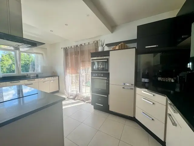 Deux logements sous le même toit – 6 pièces en duplex + 3 pièces – Terrasses, couvert à voitures –