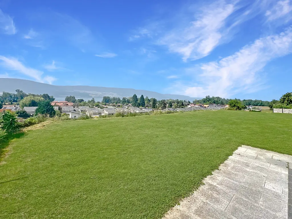 Avec grand jardin, piscine et Vue imprenable sur le Lac