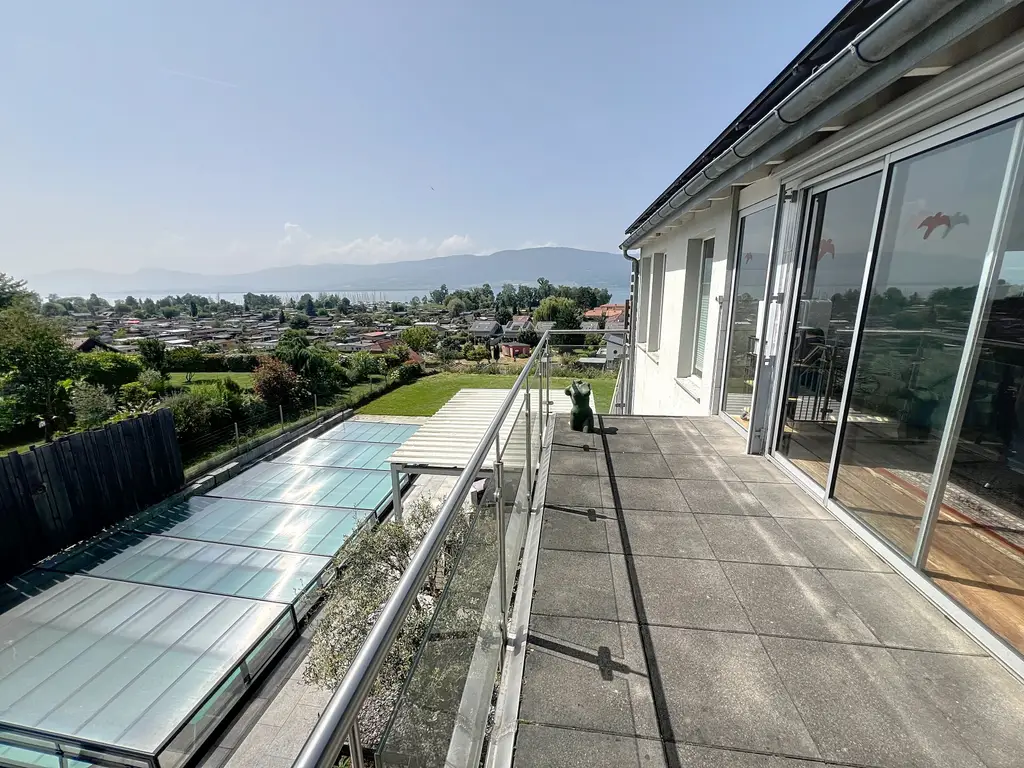 Avec grand jardin, piscine et Vue imprenable sur le Lac