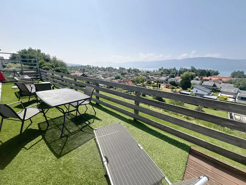Avec grand jardin, piscine et Vue imprenable sur le Lac