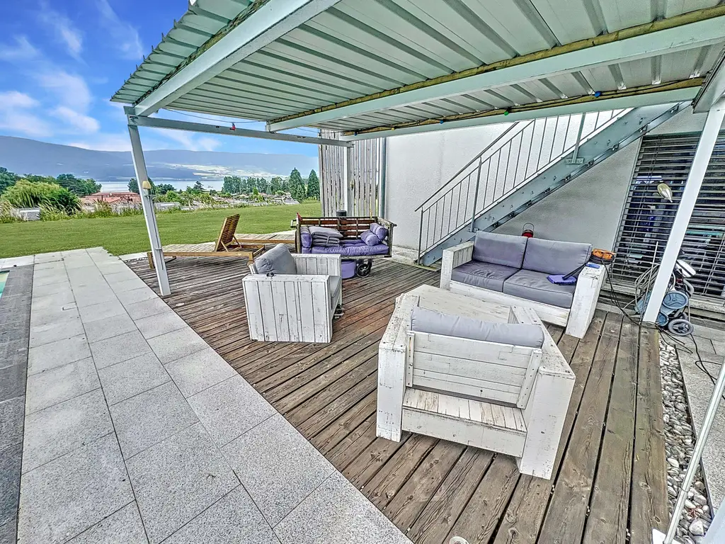 Avec grand jardin, piscine et Vue imprenable sur le Lac
