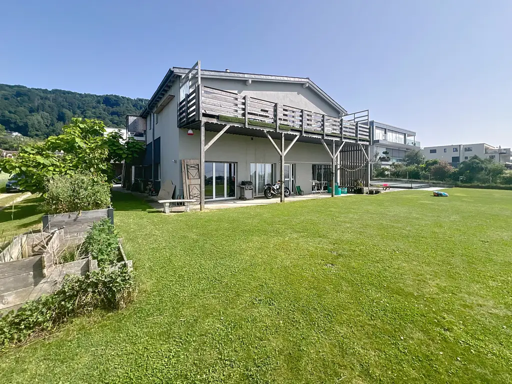 Grand loft avec jardin, vue sur le lac de Neuchâtel et grand espace