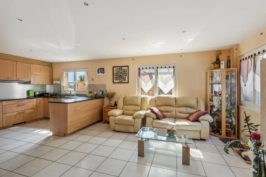 RESERVE &#8211; Charmante villa de 5,5 pièces jumelée par les garages