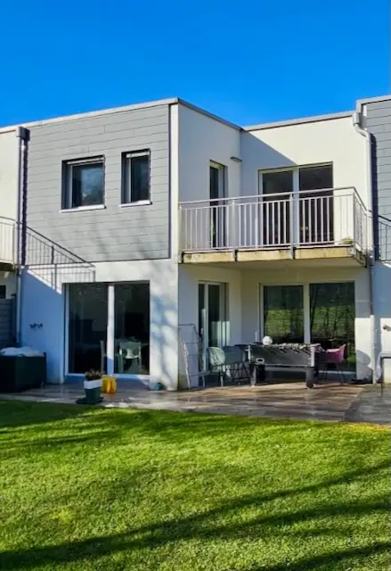 Villa  contigüe située dans un agréable quartier prisé de Fleurier