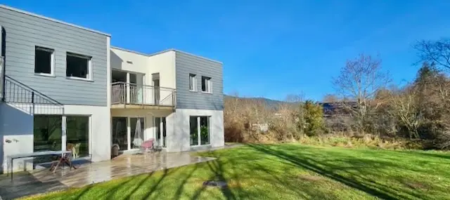 Villa mitoyenne en pignon située dans un agréable quartier prisé de Fleurier