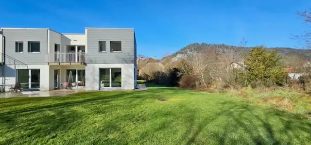 Villa mitoyenne en pignon située dans un agréable quartier prisé de Fleurier