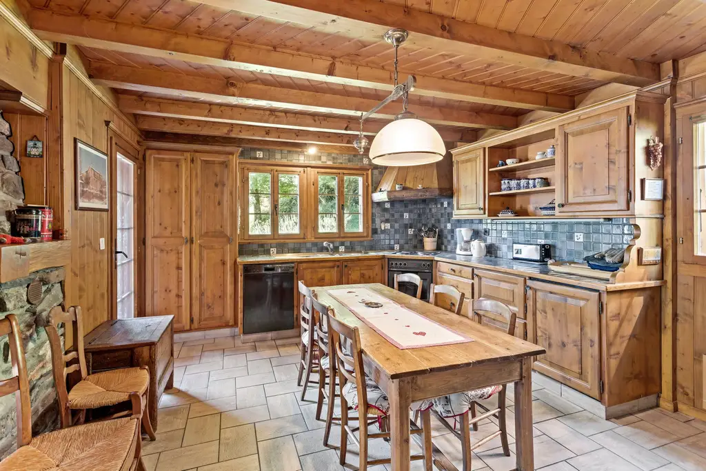 Charmant chalet de 9 pièces au cœur du village à Champéry !