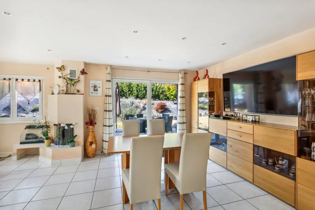 RESERVE &#8211; Charmante villa de 5,5 pièces jumelée par les garages